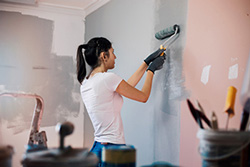 iStock-1191269374_250px-web lady-home-decorating