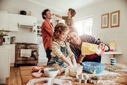 iStock-701124886_250px_web happy-family