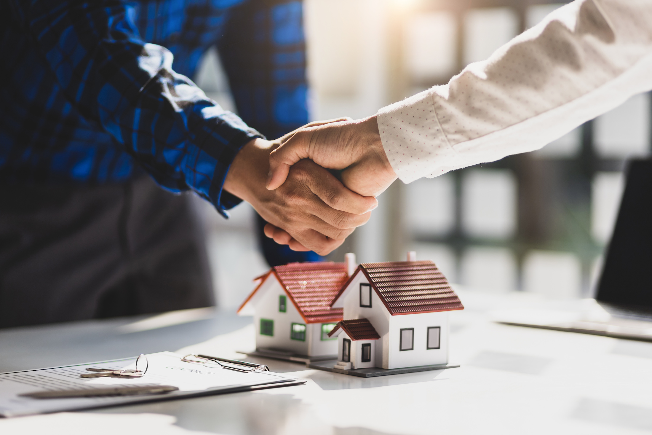 Two man shaking hands in an office