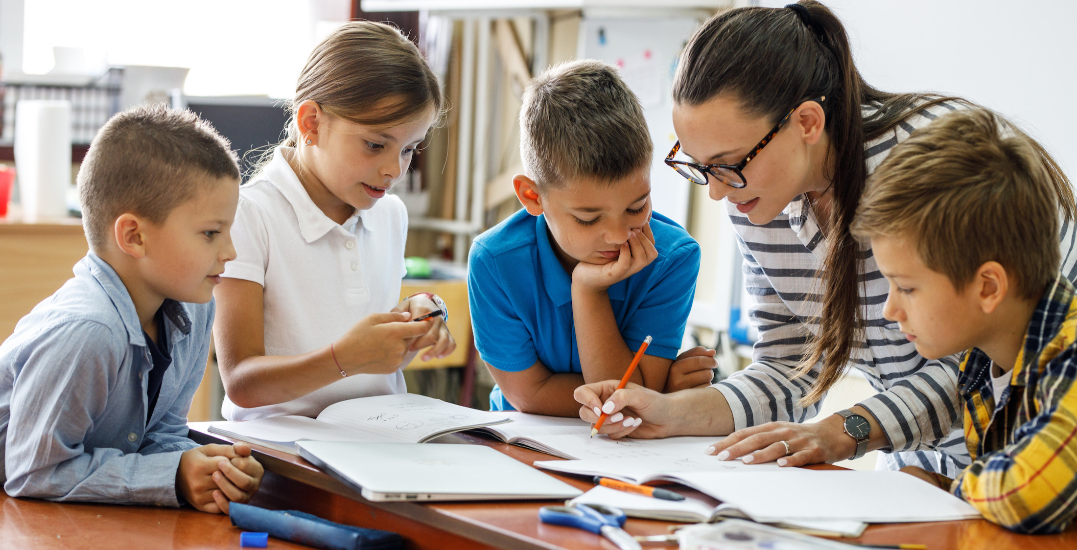 A teacher explaning a lesson to children